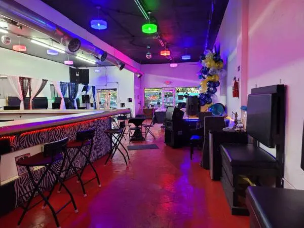 $8,000 / 2000ft2 - Gigantic entertainment retail space with bar, office, storage Downtown — thumbnail 2