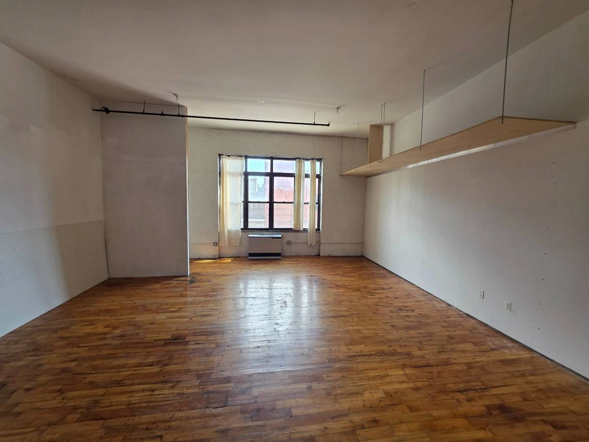 $2,500 / 900ft2 - LOFT____Private Bath In Space___High Ceiling___Large Window___@L train (WILLIAMSBURG right @ L train MORGAN STOP_________________) — thumbnail 4